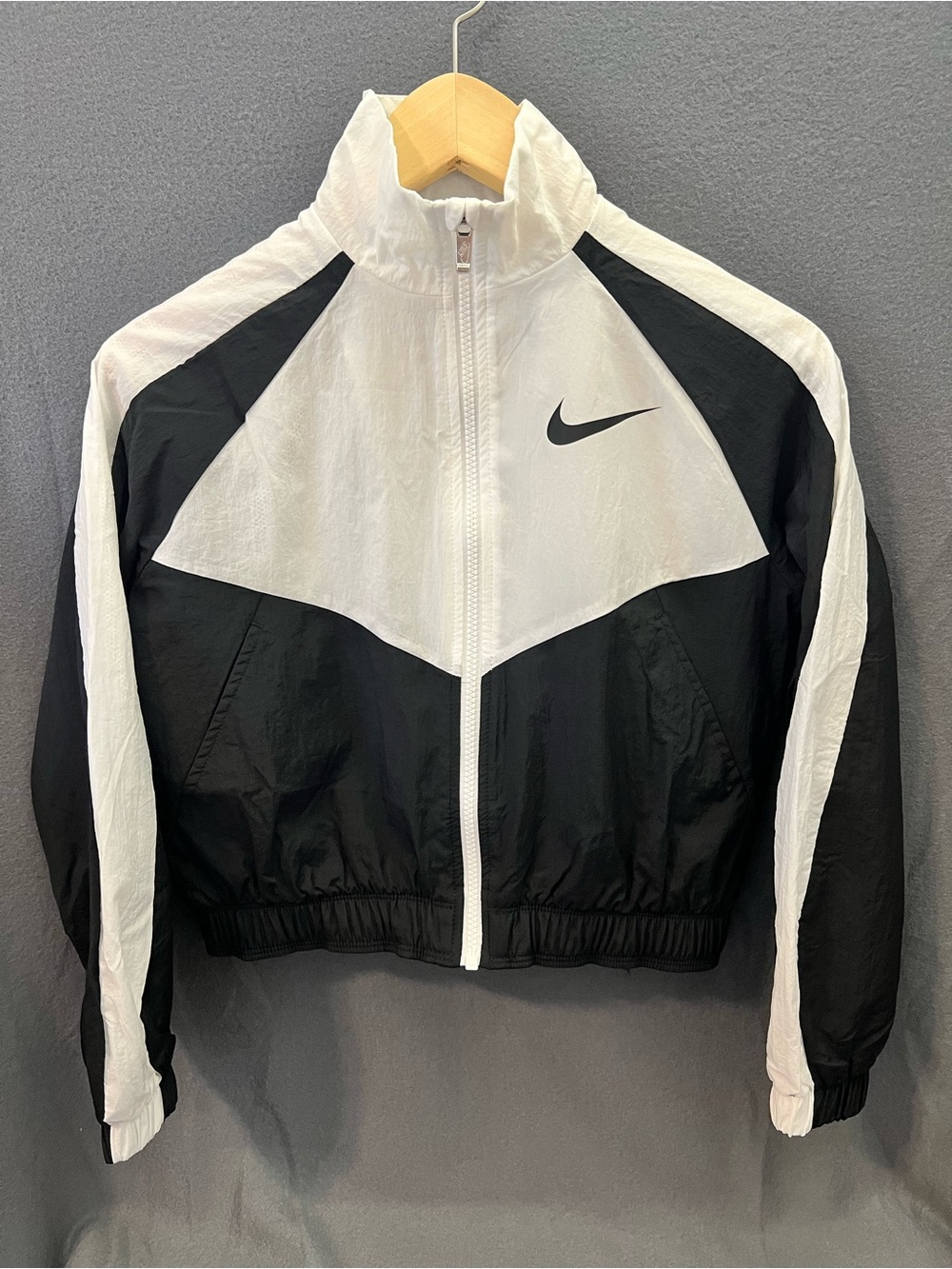 Nike windbreaker girls size medium